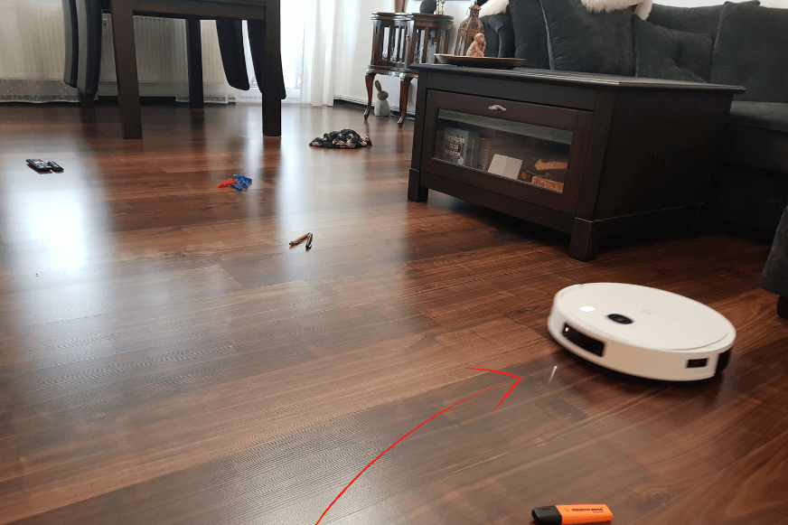 Die Laserstrahlen sind auf dem Boden zu sehen